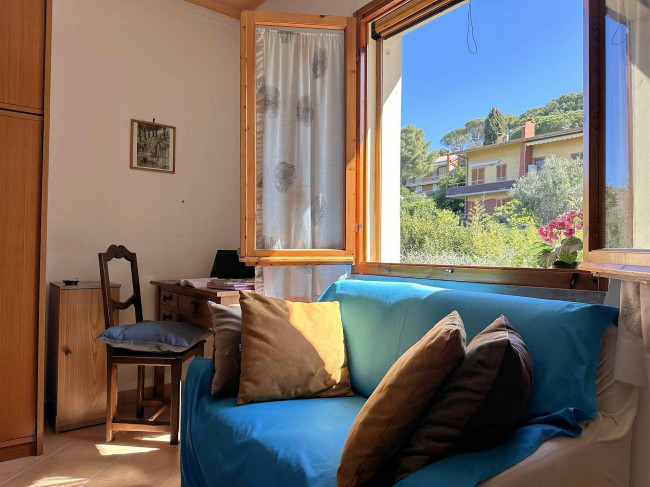 Appartamento con giardino privato posto al piano primo di villetta libera su quattro lati in vendita a Scarlino