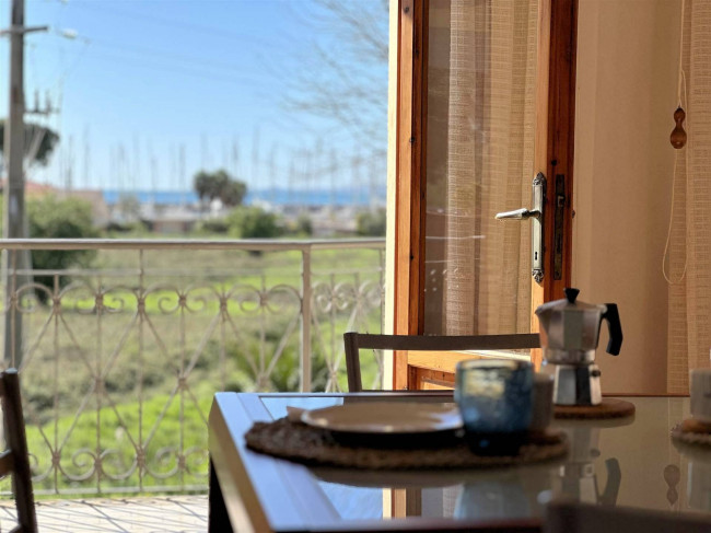 Appartamento con giardino privato posto al piano primo di villetta libera su quattro lati in vendita a Scarlino