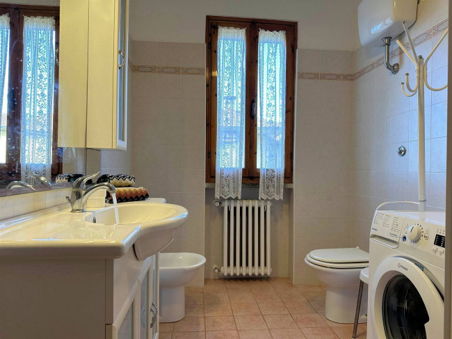 Appartamento con giardino privato posto al piano primo di villetta libera su quattro lati in vendita a Scarlino