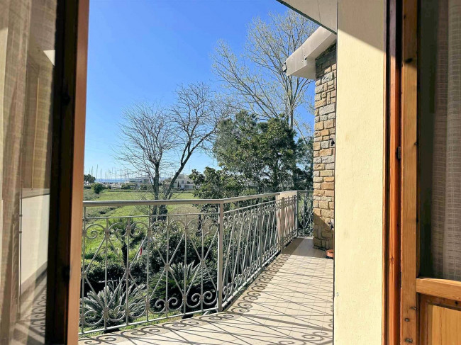 Appartamento con giardino privato posto al piano primo di villetta libera su quattro lati in vendita a Scarlino