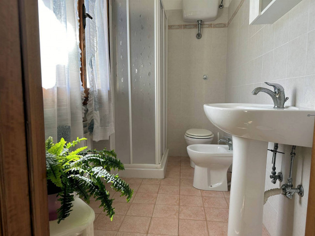 Appartamento con giardino privato posto al piano primo di villetta libera su quattro lati in vendita a Scarlino