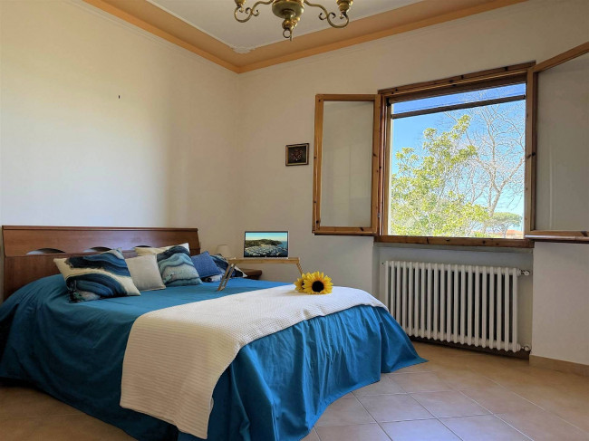 Appartamento con giardino privato posto al piano primo di villetta libera su quattro lati in vendita a Scarlino