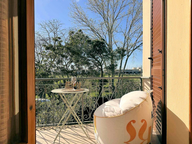 Appartamento con giardino privato posto al piano primo di villetta libera su quattro lati in vendita a Scarlino