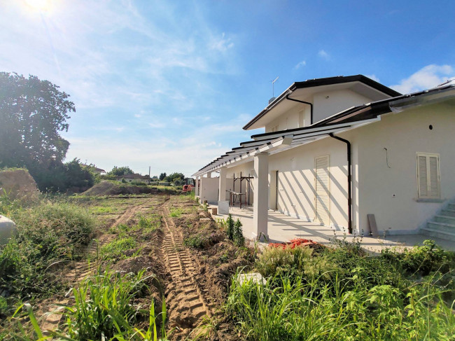 Porzione terratetto di villa bifamiliare di nuova costruzione con possibili detrazioni fiscali in vendita a Massa