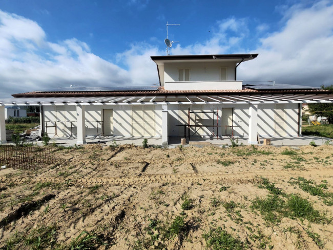 Porzione terratetto di villa bifamiliare di nuova costruzione con possibili detrazioni fiscali in vendita a Massa