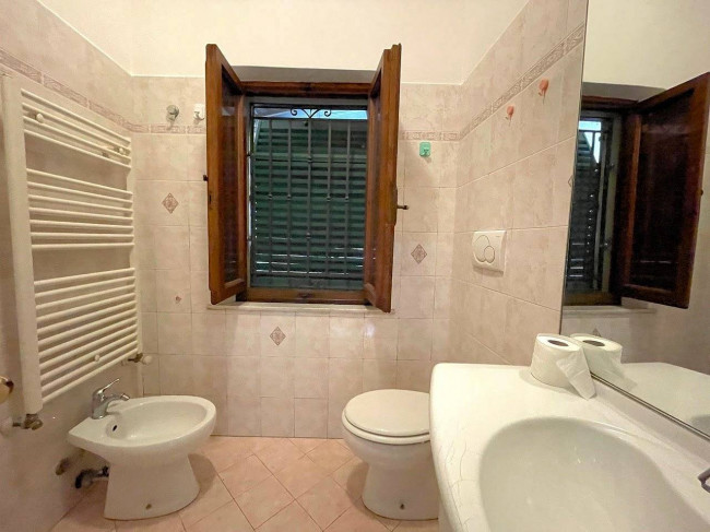 Appartamento al piano primo con ampie terrazze in centro storico in vendita a Pescia