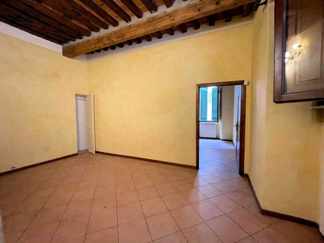 Appartamento al piano primo con ampie terrazze in centro storico in vendita a Pescia