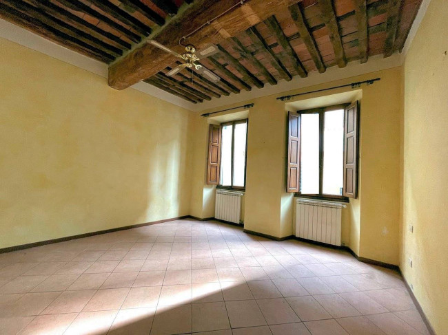 Appartamento al piano primo con ampie terrazze in centro storico in vendita a Pescia
