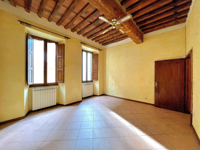 Appartamento al piano primo con ampie terrazze in centro storico in vendita a Pescia