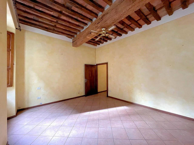 Appartamento al piano primo con ampie terrazze in centro storico in vendita a Pescia
