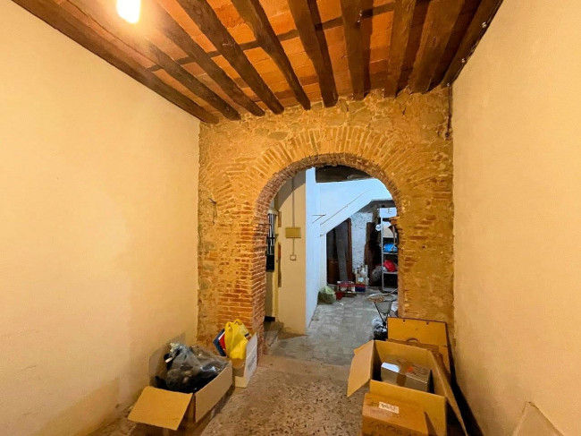 Appartamento al piano primo con ampie terrazze in centro storico in vendita a Pescia