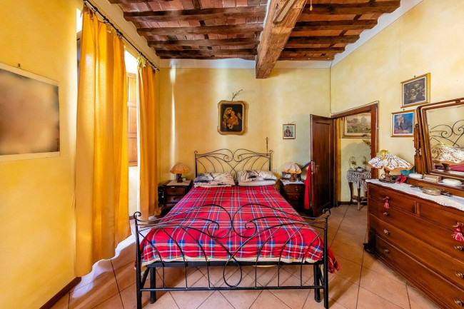 Appartamento al piano primo con ampie terrazze in centro storico in vendita a Pescia