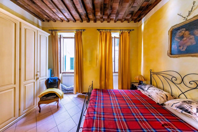 Appartamento al piano primo con ampie terrazze in centro storico in vendita a Pescia