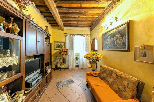 Appartamento al piano primo con ampie terrazze in centro storico in vendita a Pescia