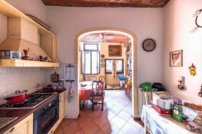 Appartamento al piano primo con ampie terrazze in centro storico in vendita a Pescia
