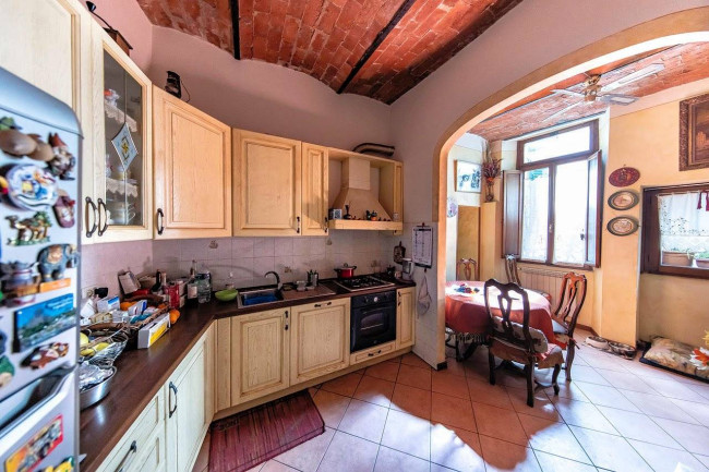 Appartamento al piano primo con ampie terrazze in centro storico in vendita a Pescia