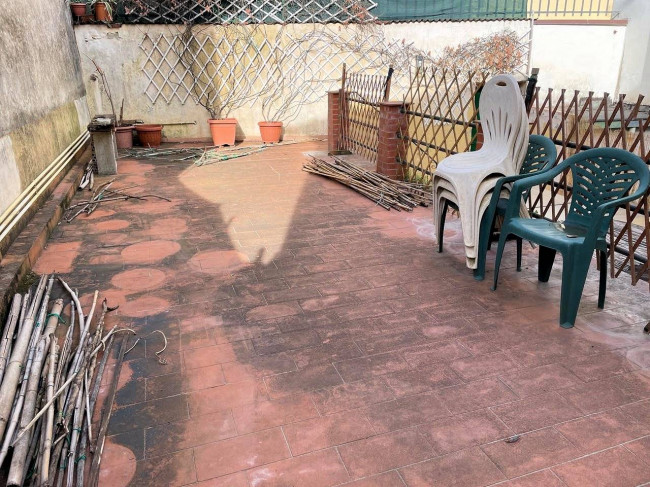 Appartamento al piano primo con ampie terrazze in centro storico in vendita a Pescia