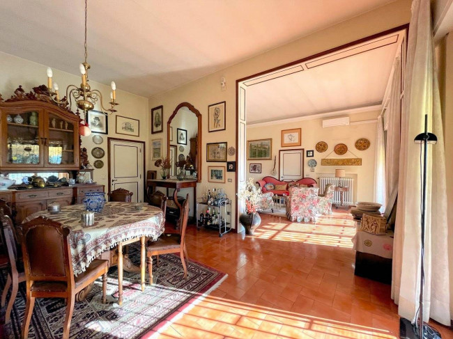 Villa unifamiliare di grande metratura con giardino in vendita a Uzzano