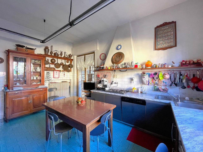 Villa unifamiliare di grande metratura con giardino in vendita a Uzzano