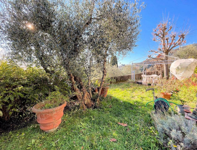 Villa unifamiliare di grande metratura con giardino in vendita a Uzzano