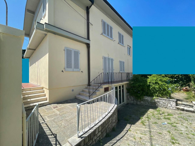 Porzione terratetto di villa bifamiliare in vendita a Pescia