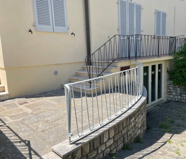 Porzione terratetto di villa bifamiliare in vendita a Pescia