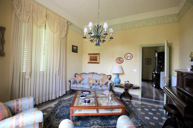 Villa in stile liberty di ampia superficie con giardino in vendita a Pescia