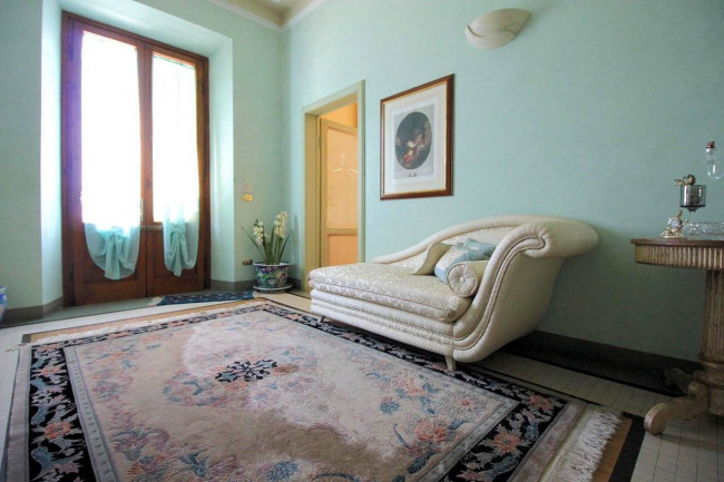 Villa in stile liberty di ampia superficie con giardino in vendita a Pescia