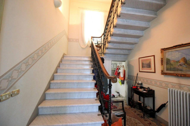 Villa in stile liberty di ampia superficie con giardino in vendita a Pescia