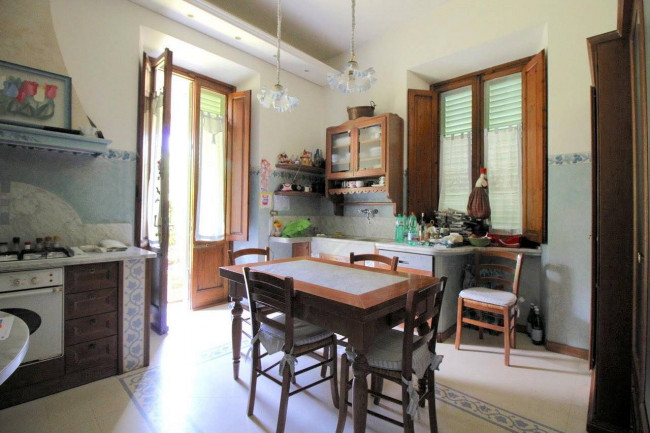 Villa in stile liberty di ampia superficie con giardino in vendita a Pescia