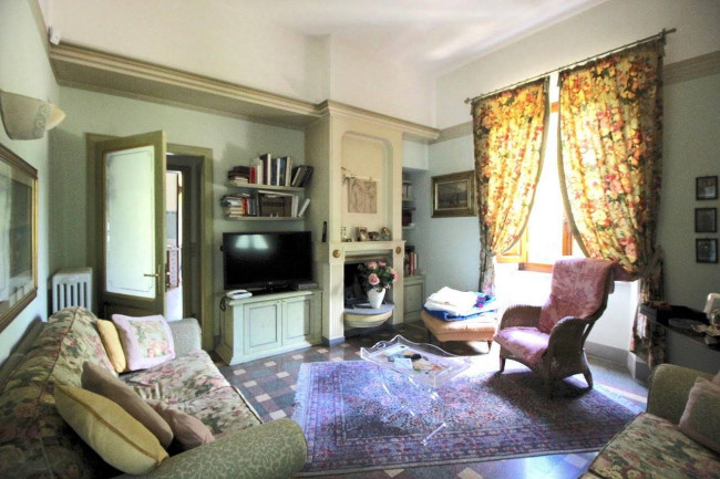Villa in stile liberty di ampia superficie con giardino in vendita a Pescia
