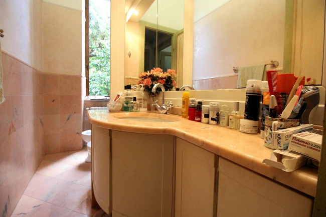 Villa in stile liberty di ampia superficie con giardino in vendita a Pescia