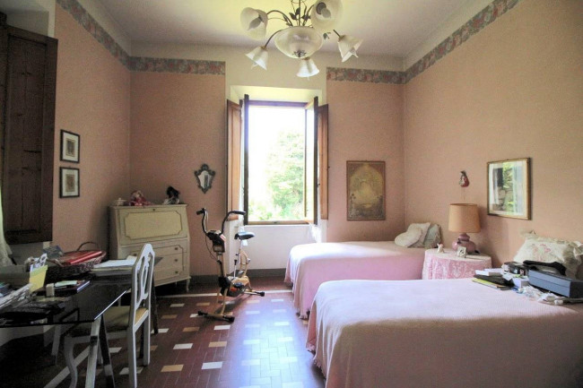 Villa in stile liberty di ampia superficie con giardino in vendita a Pescia