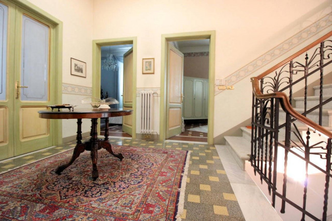 Villa in stile liberty di ampia superficie con giardino in vendita a Pescia