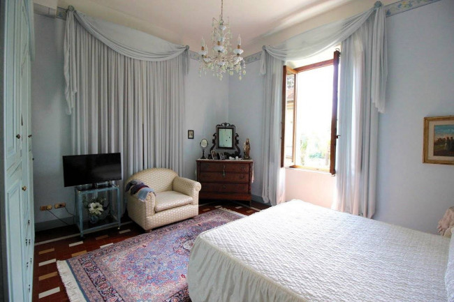Villa in stile liberty di ampia superficie con giardino in vendita a Pescia