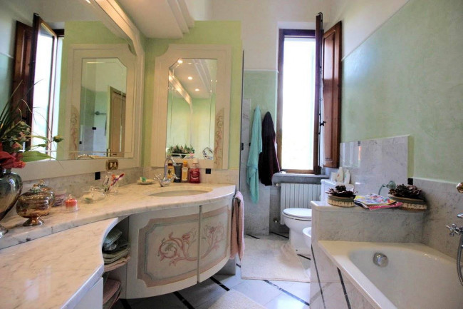 Villa in stile liberty di ampia superficie con giardino in vendita a Pescia