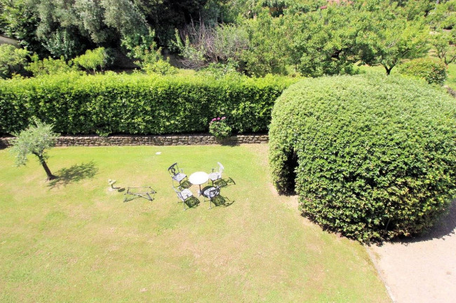 Villa in stile liberty di ampia superficie con giardino in vendita a Pescia