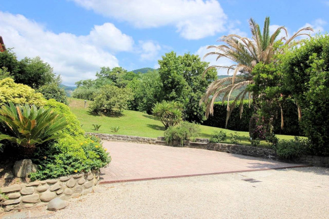 Villa in stile liberty di ampia superficie con giardino in vendita a Pescia