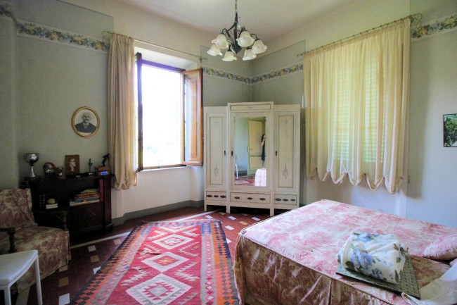 Villa in stile liberty di ampia superficie con giardino in vendita a Pescia