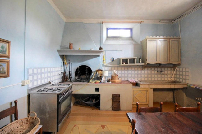 Villa in stile liberty di ampia superficie con giardino in vendita a Pescia