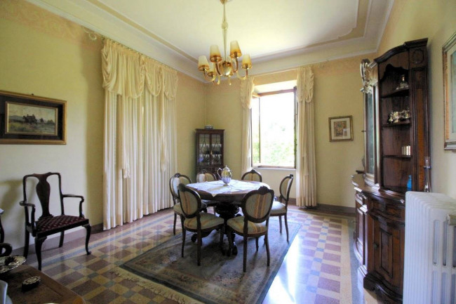 Villa in stile liberty di ampia superficie con giardino in vendita a Pescia