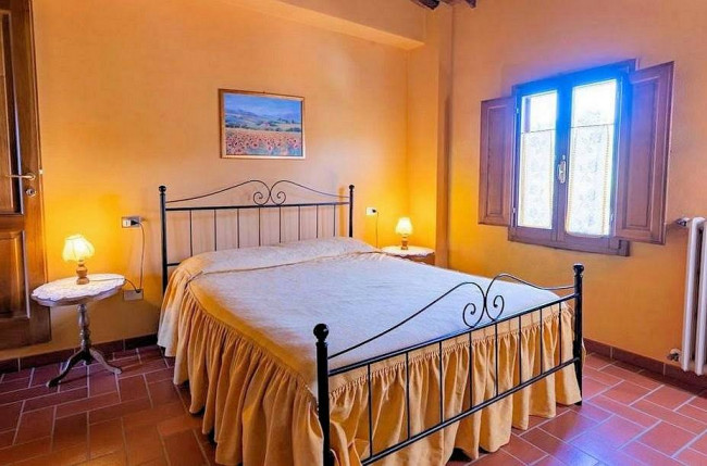 Complesso immobiliare in stile rustico Toscano di ampia superficie con parco e piscina in vendita a Montecarlo