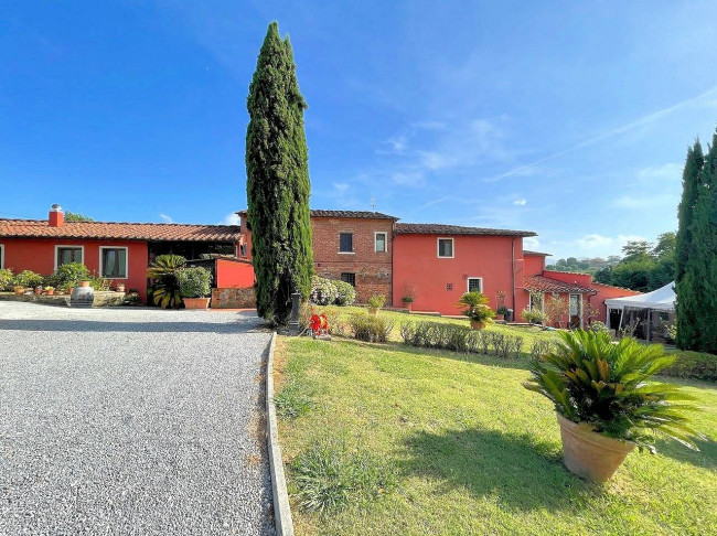 Complesso immobiliare in stile rustico Toscano di ampia superficie con parco e piscina in vendita a Montecarlo