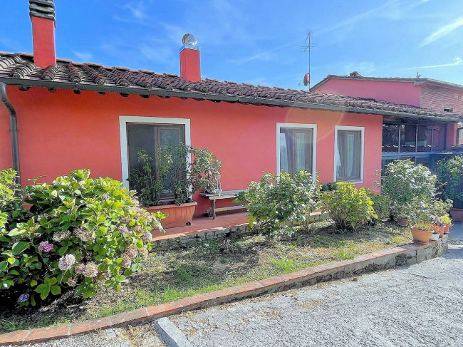 Complesso immobiliare in stile rustico Toscano di ampia superficie con parco e piscina in vendita a Montecarlo