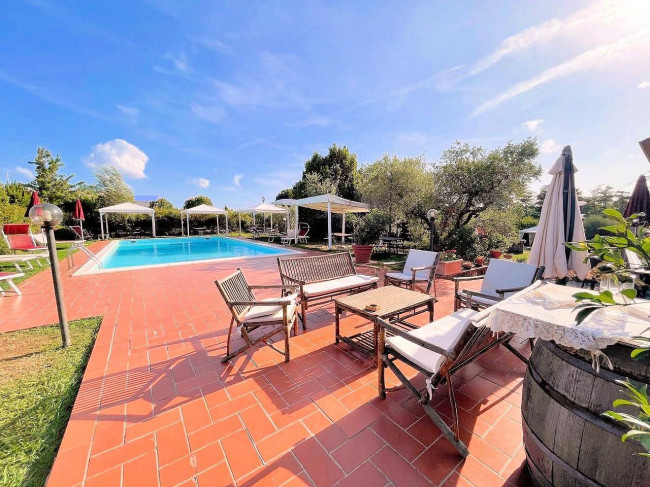 Complesso immobiliare in stile rustico Toscano di ampia superficie con parco e piscina in vendita a Montecarlo