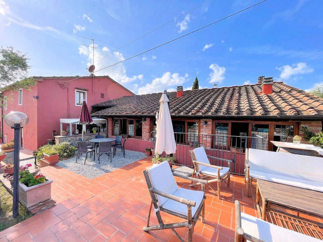 Complesso immobiliare in stile rustico Toscano di ampia superficie con parco e piscina in vendita a Montecarlo