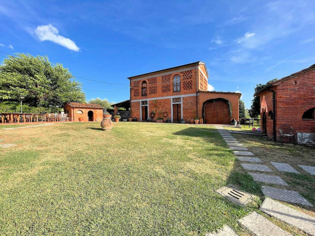 Complesso immobiliare in stile rustico Toscano di ampia superficie con parco e piscina in vendita a Montecarlo