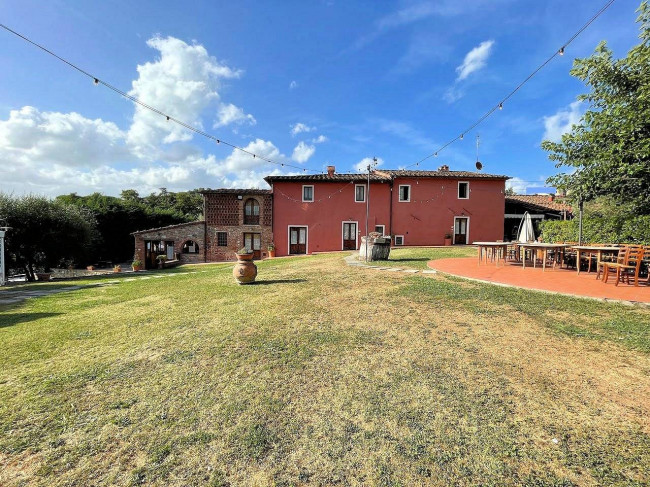 Complesso immobiliare in stile rustico Toscano di ampia superficie con parco e piscina in vendita a Montecarlo