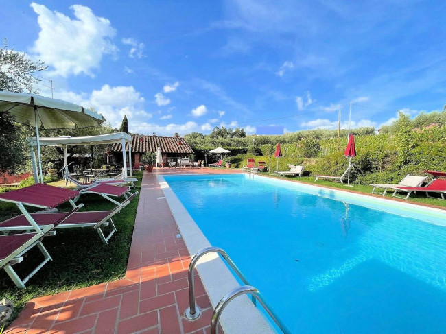 Complesso immobiliare in stile rustico Toscano di ampia superficie con parco e piscina in vendita a Montecarlo