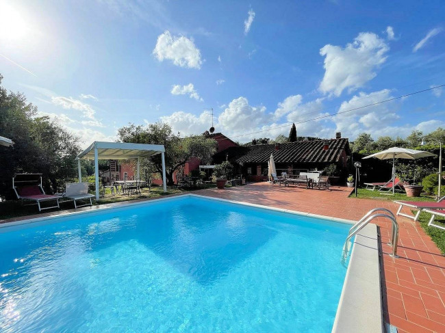Complesso immobiliare in stile rustico Toscano di ampia superficie con parco e piscina in vendita a Montecarlo